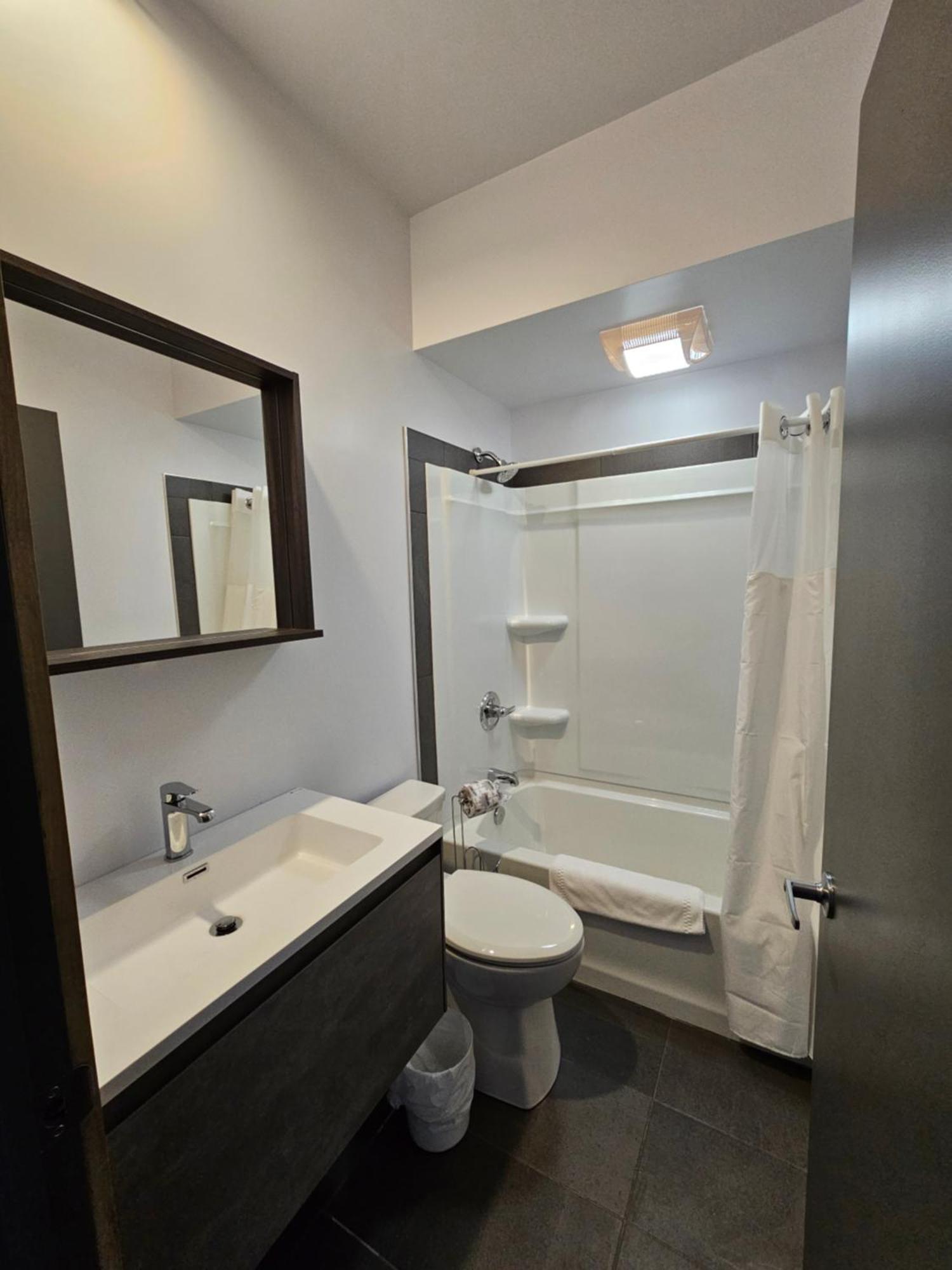 Lofts Hôtel Gaspésie Sainte Anne-des-Chênes Extérieur photo