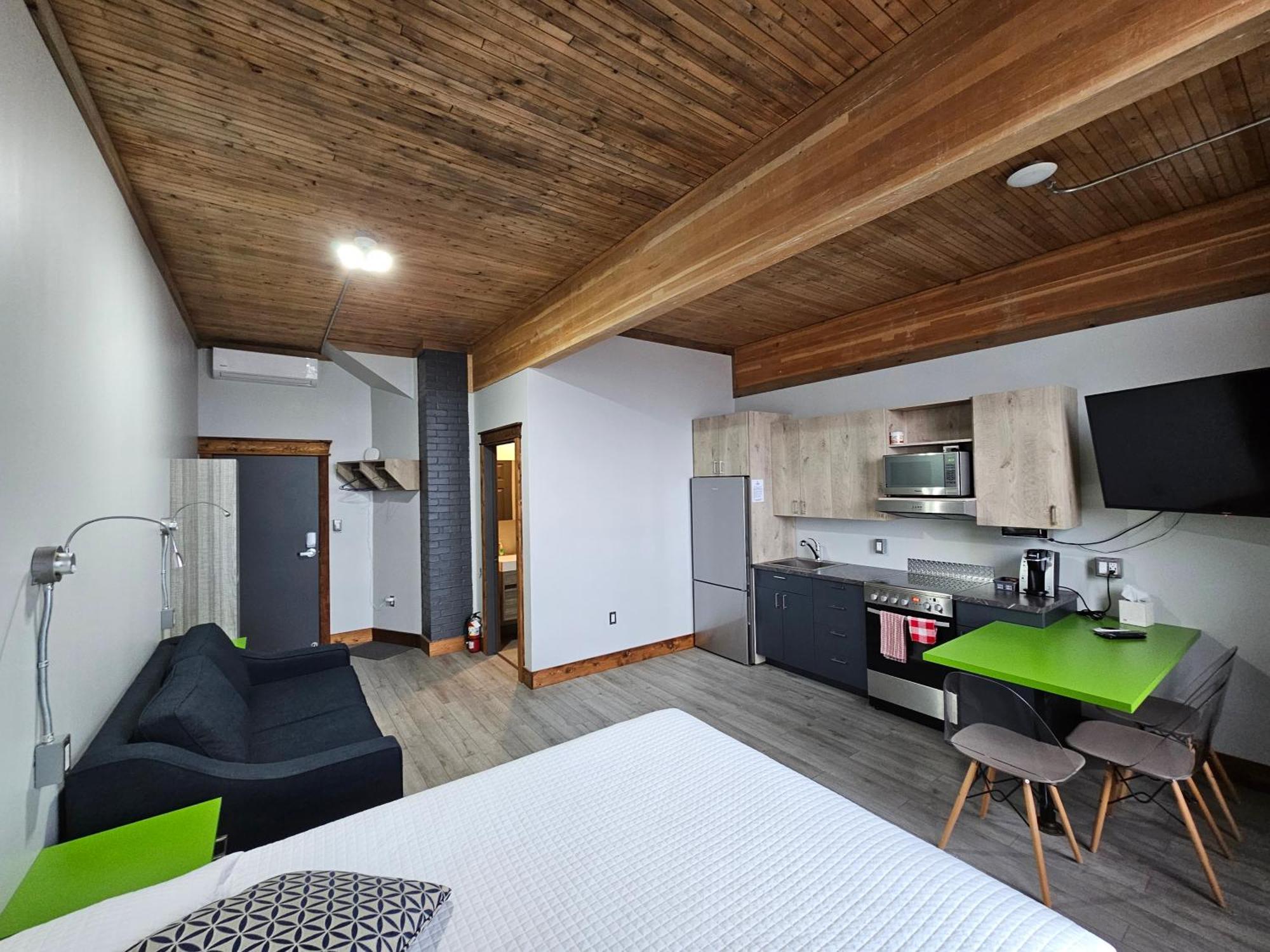 Lofts Hôtel Gaspésie Sainte Anne-des-Chênes Extérieur photo